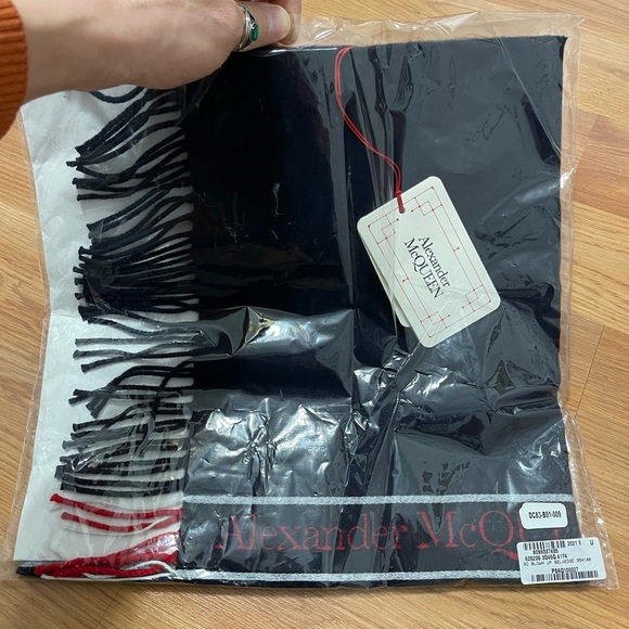 NWT Unisex One Size Alexander McQueen Wool-Cashmere Selvedge Scarf 14” W X 90” L - Picture 14 of 15